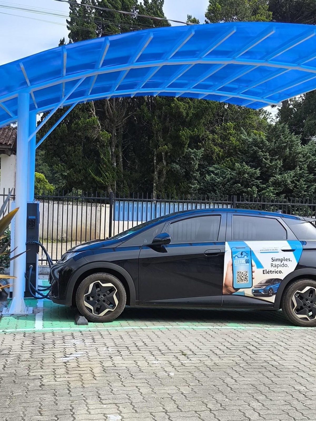 Carro elétrico sob cobertura azul