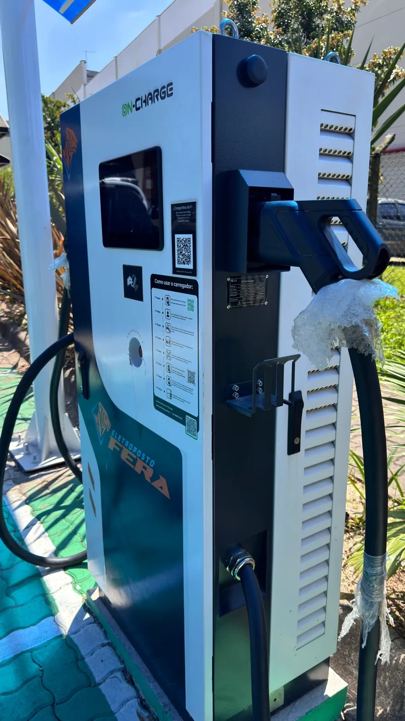 Carregador On-Charge vista lateral com conector CCS2