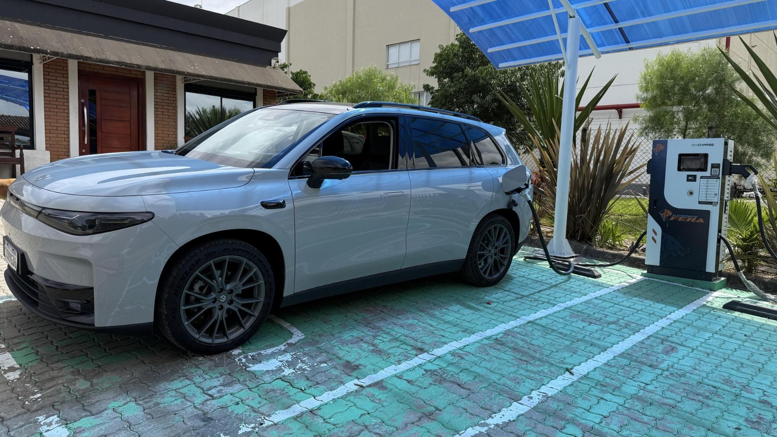 SUV carregando no Eletroposto Fera