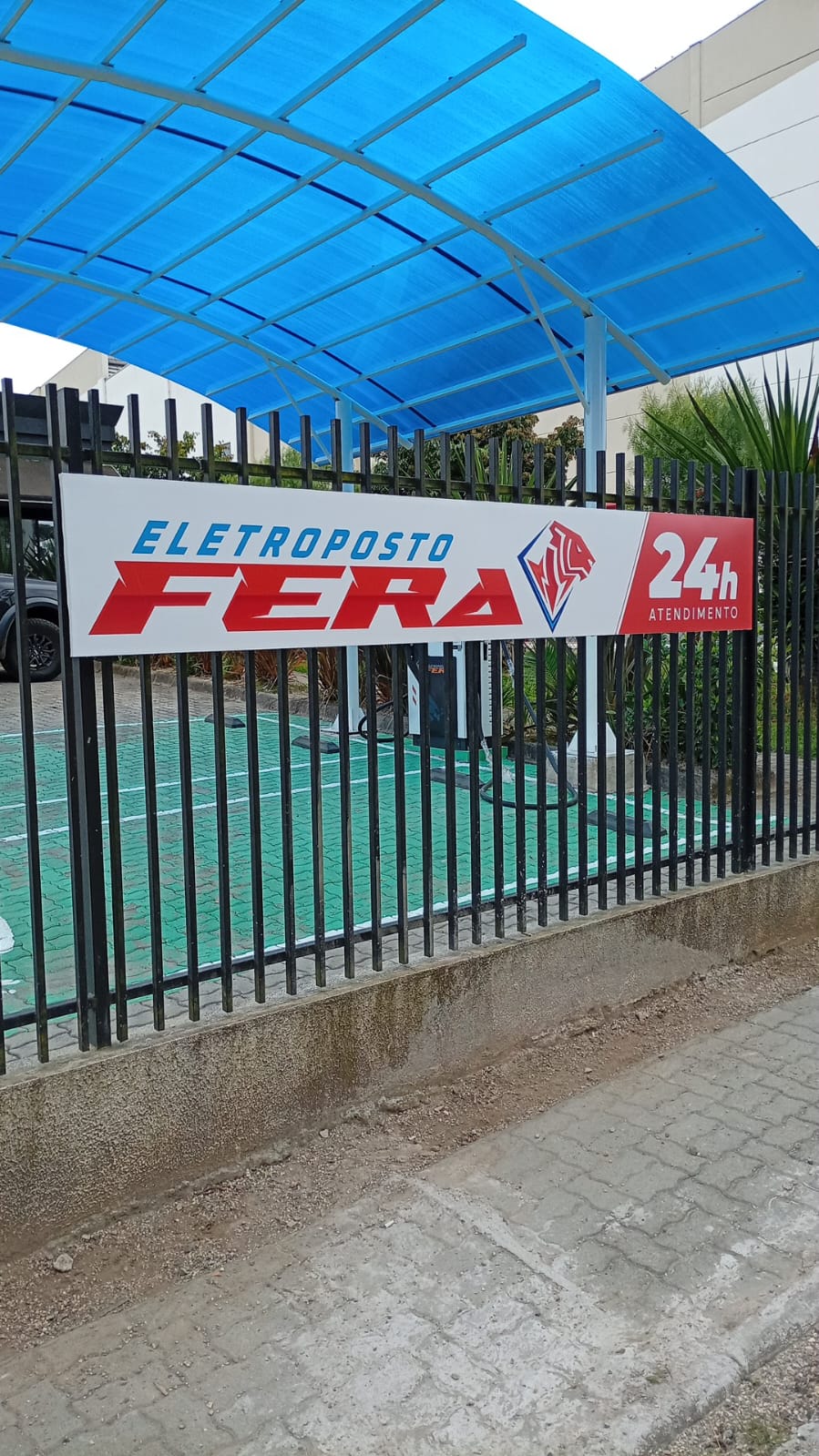 Placa de entrada do Eletroposto Fera